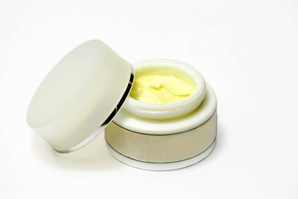 Hautcreme Creme für Haut Dose mit gelber Kurkuma Pflegecreme